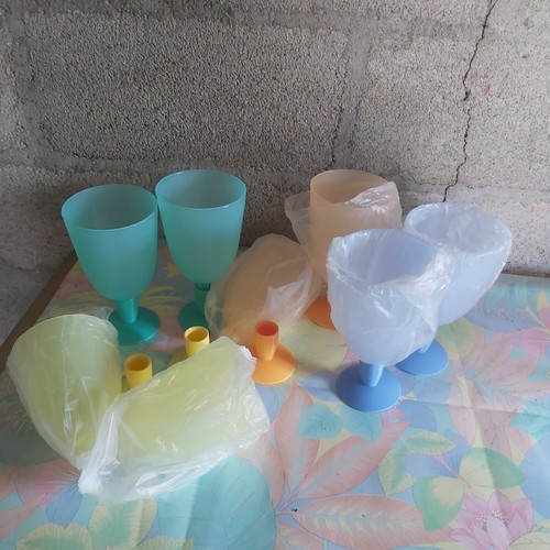 Tupperware lot grosses - 8,