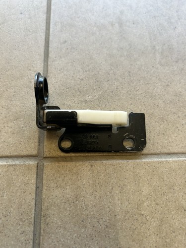 Fixation arrêt sangle porte