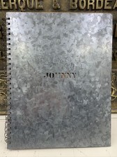 JOHNNY HALLYDAY  LE LIVRE - COUVERTURE METAL .édition originale