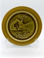 Assiette ancienne HB Choisy-le-Roi – faïence vernissée brun – décor “voyageur"