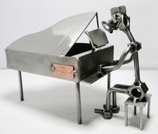 Pianiste sur piano à queue Hinz & Kunst en acier