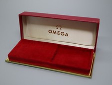 Boîte de montre rouge vintage