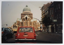 Sacré coeur Bruxelles avenue voiture Lada 1500 rouge - Photo vintage snapshot 92