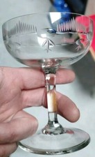 6 Anciennes Coupes à Champagne Sur Pied