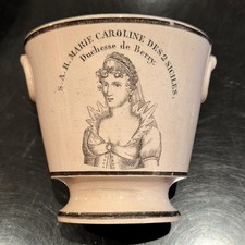 Petit vase en faïence fine de