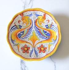 Italie. Deruta. Coupe ronde en faïence décor d'animaux fantastiques, XXe