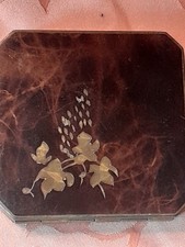 poudrier ancien en laque