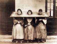 Photographie, "Femmes au carcan",  Chine ancienne, 1897     /     15 x 20
