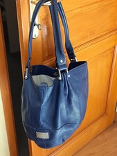 sac à main le Tanneur, cuir bleu, porté épaule, 30cm hauteur + 25 bandoulière 