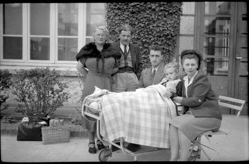 Famille petite fille sur - , lit