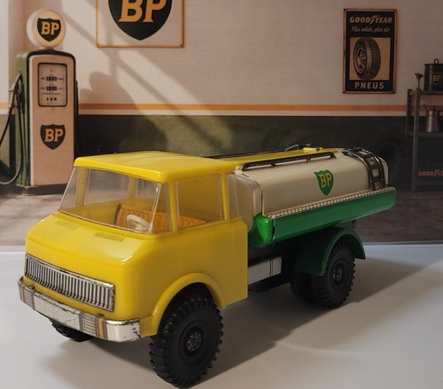 Ancien camion citerne - , –