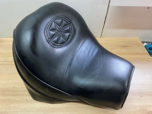 Une selle moto custom yamaha - moto,