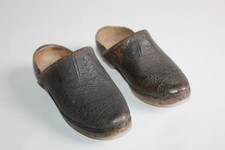 Ancienne paire de sabots d'enfant Art Populaire, bois cuir, long. 16 cm