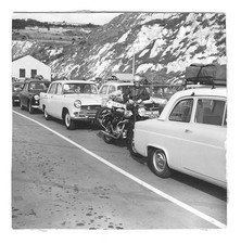 G691 Moto Norton? Ford Anglia, Austin A55. Douvres, 1960. Photo argentique