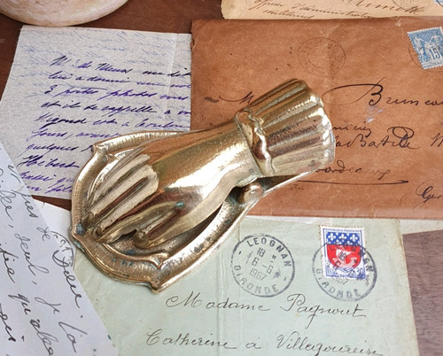 Grande main pince - main, courrier