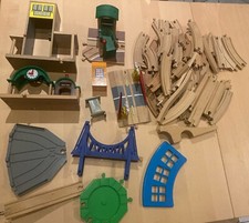 Lot de trains, immeubles et trains en bois (Oxybul / Ikea)