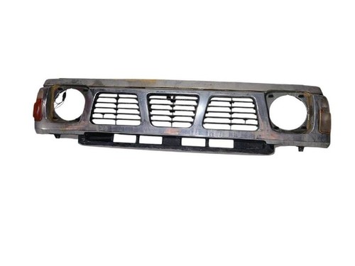 Grille gauche capot nissan - grille,