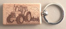 porte clefs en bois de hetre gravé avec  motif de la batterie