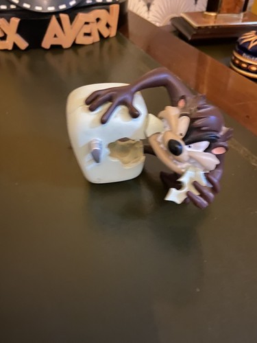 Figurine taz dévore le - ,