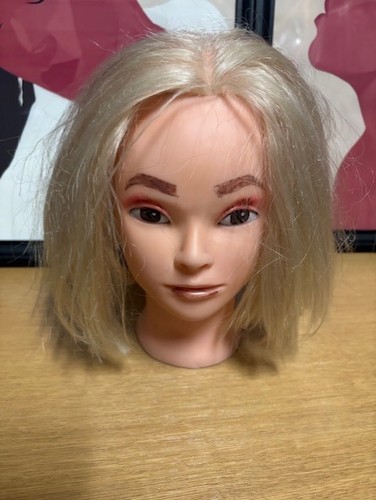Tête coiffer - tête, a