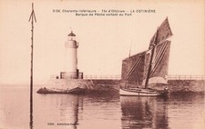 17 LA COTINIERE BARQUE DE PECHE SORTANT DU PORT