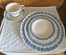 Wedgwood Embossed Queensware Lavender on Cream Grapes 5 pc Place Setting Plain
