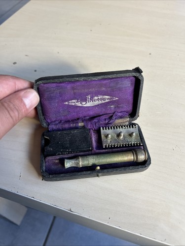 Ancien rasoir sûreté - ancien,