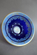 Coupe en verre bleu cobalt à décor émaillé bleu clair et or