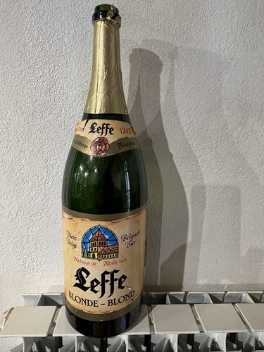 Grande bouteille vide leffe - bouteille,