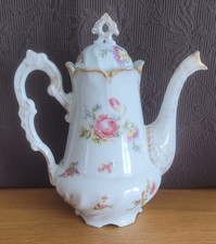 Cafetière ancienne en porcelaine / très bon état / motifs fleurs fleurettes rose
