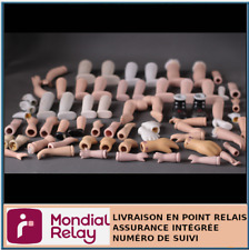 LOT DE 26 JAMBES ET PIEDS + 39 BRAS ET MAINS DE POUPÉE EN PORCELAINE