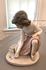 1982 Nao Daisa Lladro Spain Girl Playing Marbles Figurine 5.5x4x6.5"h MINT