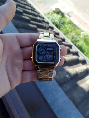 Montre digitale vintage - vintage, dorée