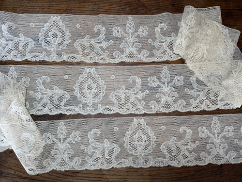 Dentelle ancienne long - -,
