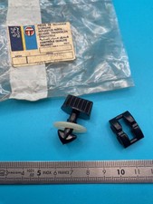 Agrafe de maintien de calandre d'origine Peugeot 305 réf 7813.08
