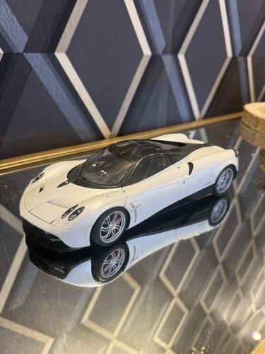 Autoart signature 78267 - 1/18,