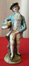 Figurine statuette en porcelaine 16,5 cm, jeune dandy