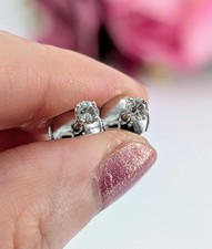 Boucle d'oreilles puces en or blanc chacune ornée d'un diamant d'environ 0,10ct