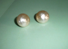 paire de boucles d'oreille années 50, boule nacrée diamètre 1.8 cm
