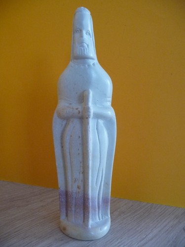 Figurine sculptée pierre