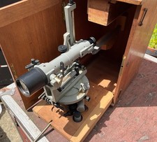 Tachéomètre autoréducteur