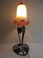 Lampe de table Art Déco, pied fer forgé avec tulipe verre blanc au bord grenat