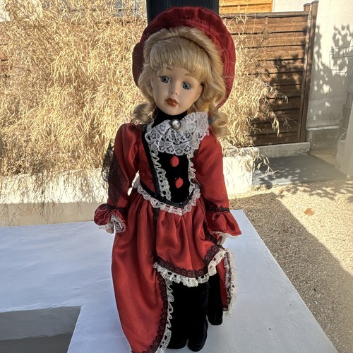 Poupée porcelaine fille robe