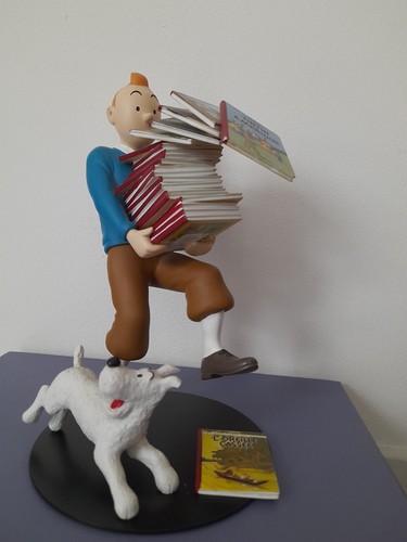 Statuette tintin tenant les - "tintin,
