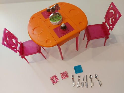 Table chaises salle à - table, et
