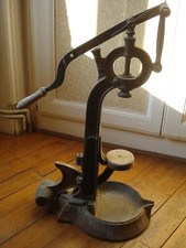 bouchonneuse ancienne en fonte