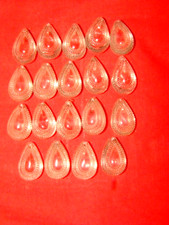 19 pampilles en verre moulé