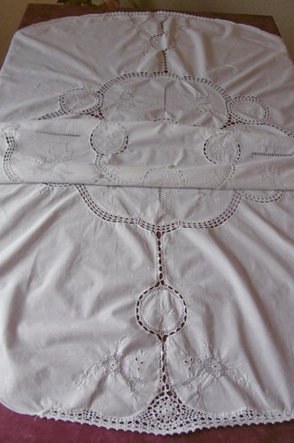 Nappe rétro brodée avec