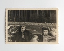 Deux femmes chics voiture