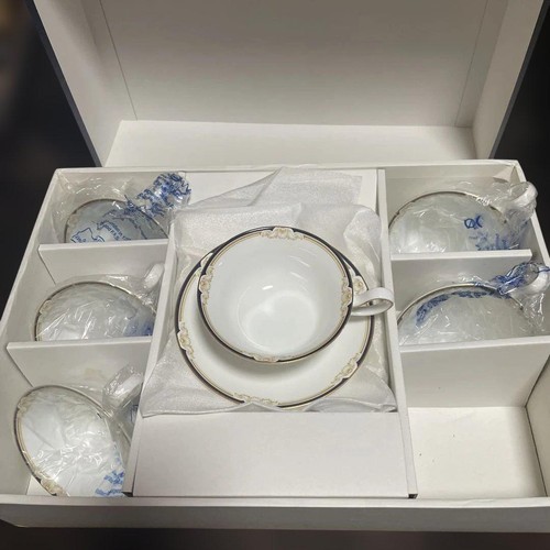 Ensemble soucoupe tasse - , à